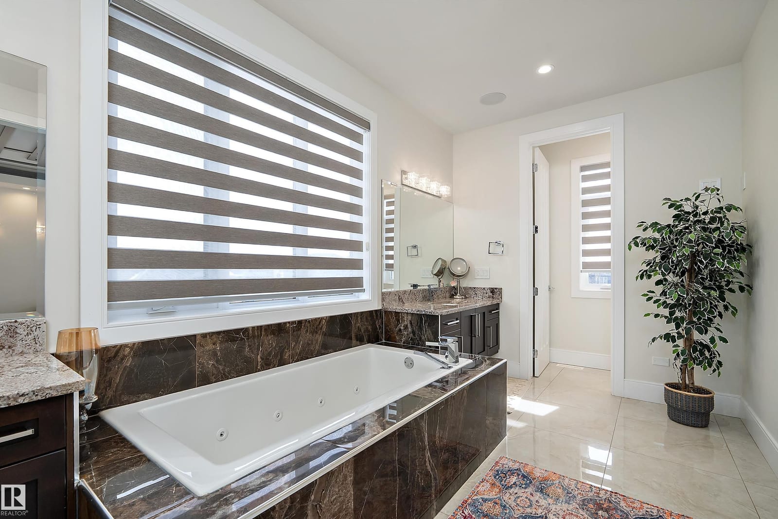 Ensuite soaker tub with window